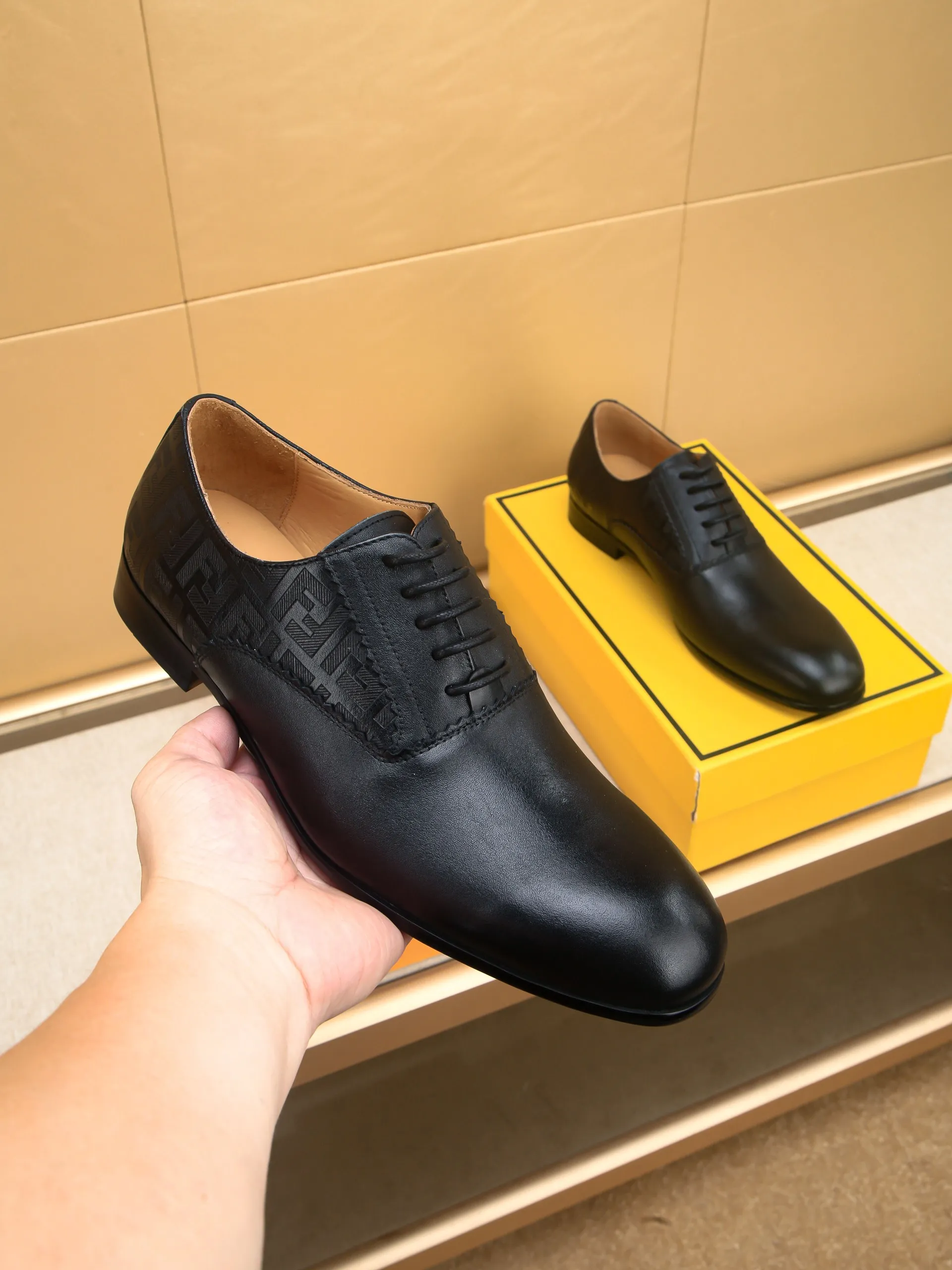 Men's shoes💰460 🕷🕷【FENDI】The latest men's formal leather shoes🇨🇳Classic series not to be missed💯The first layer is made of imported first-layer cowhide☘Original quality, the leather is smooth and delicate🎋Awesome version, perfect streamlined outline🍇🐮Leather lining, code number 39-44...(customized at 38.45.46.47)